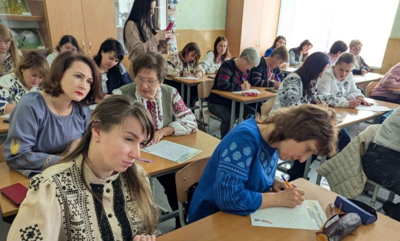 Директори вінницьких шкіл писали Всеукраїнський Радіодиктант національної єдності
