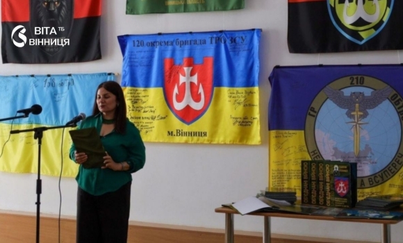 Дитячі малюнки і світлини сімей у Вінниці показують виставку про зниклих безвісти
