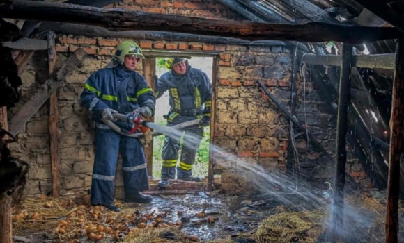 Дитячі пустощі з вогнем стали причиною пожежі в Хмільницькому районі