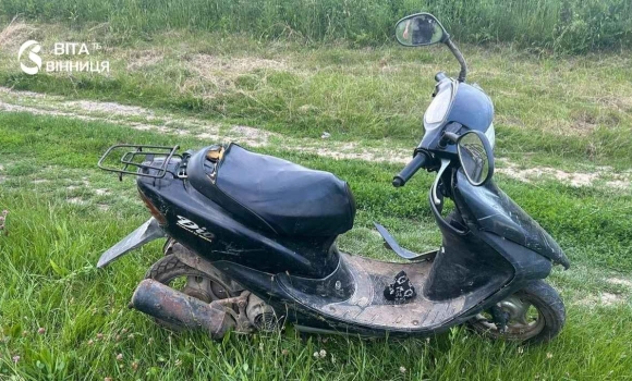 Дитина за кермом у Вороновиці мопед із підлітком перекинувся, є постраждалий Дитина за кермом у Вороновиці мопед із підлітком перекинувся, є постраждалий