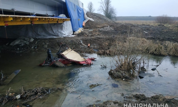 На Вінниччині водій "ВАЗу" зіткнувся з огорожею моста та з’їхав в річку. Постраждали п’ятеро людей