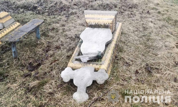 Тростянецька громада: затримали вандалів, які трощили пам’ятники на кладовищі