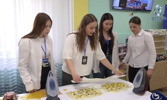 Екоініціатива в ліцеї у Вінниці діти виготовляють вощанки в рамках проєкту шкільного підприємництва