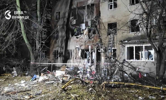Патрульні поліцейські біля пошкодженого житлового будинку у Вінниці після ранкової атаки дрона