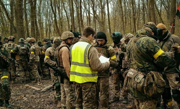Евакуація під вогнем і жорсткий контроль «Азов» і «Червона Калина» відтворили у Вінниці атмосферу реального бою