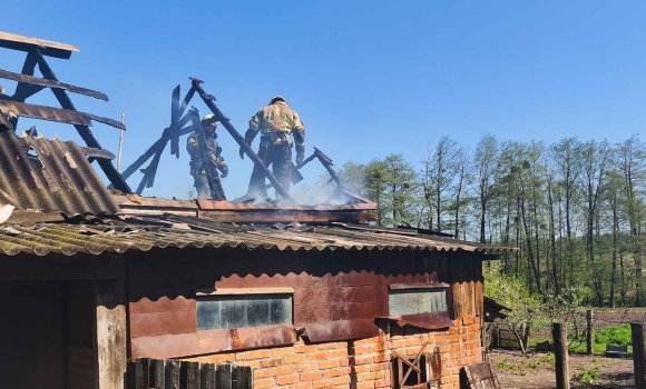 Фатальна необачність куріння та спалювання трави ледь не позбавили вінничан даху над головою