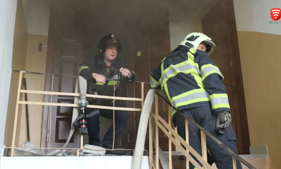Гасили вогонь 15 рятувальників у вінницькій багатоповерхівці на вулиці Бевза горіла квартира