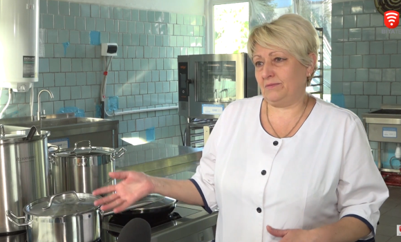 Готують обіди для переселенців: Вінницькому професійному училищі №7 оновили харчоблок