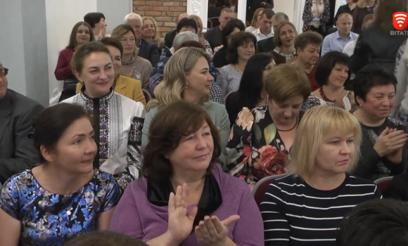 Грамоти та грошові нагороди у Вінниці привітали вчителів з професійним святом