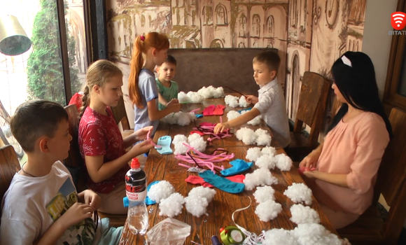 Гусінь зі шкарпетки: юні маріупольці, які мешкають у Вінниці, роблять іграшки хенд-мейд