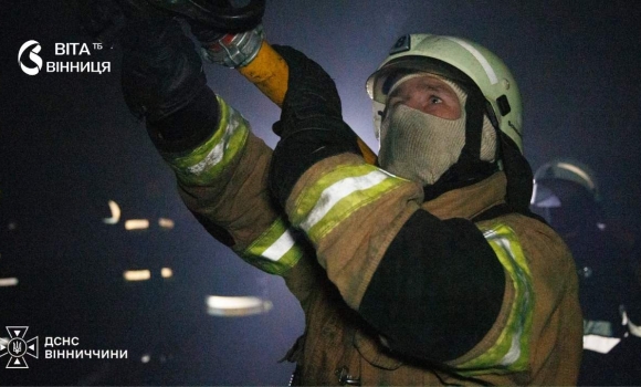 Гасіння масштабної пожежи на об'єкті залізниці Вінниччини переривали через загрозу балістики Гасіння масштабної пожежи на об'єкті залізниці Вінниччини переривали через загрозу балістики