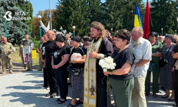 Гайсинчани попрощалися із прикордонником Євгенієм Дідусенком Гайсинчани попрощалися із прикордонником Євгенієм Дідусенком