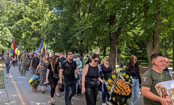 Гайсинська громада прощалась з солдатом, який загинув під час ракетного обстрілу противника