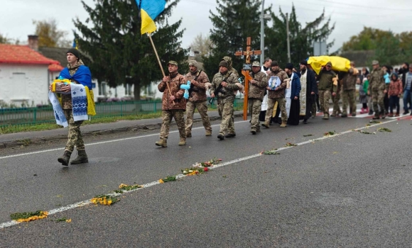 Гайсинська громада “живим коридором” зустріла молодого загиблого воїна