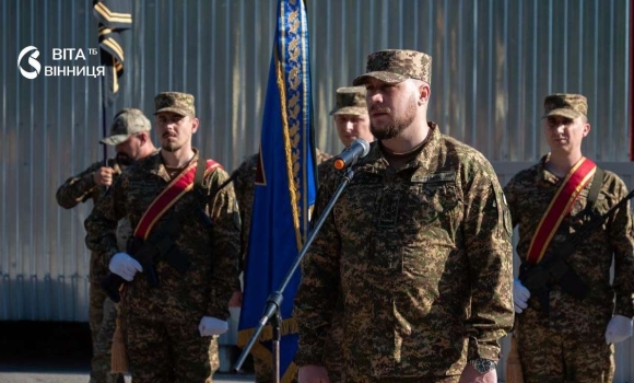 Герой України полковник Мироненко попрощався з Бойовим Прапором вінницької «Червоної Калини»