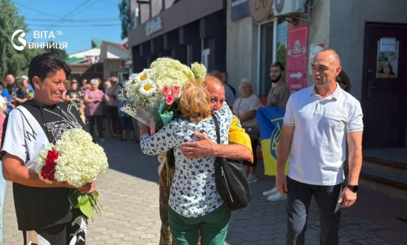 Гніванська громада зустріла Героя, який повернувся після трьох років полону 