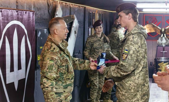 Головнокомандувач Збройних Сил України особисто нагородив 19-річного бійця з Вінниччини