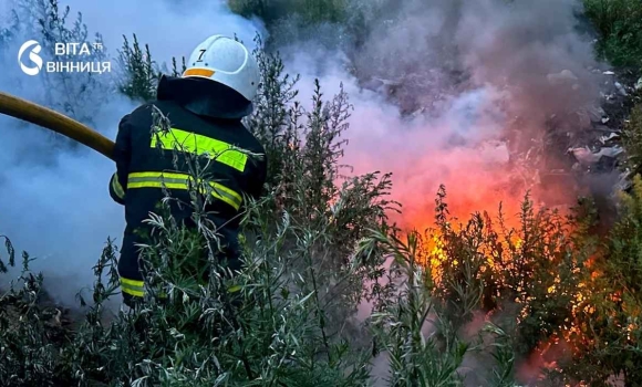 Горіла суха трава рятувальники Вінниччини погасили три пожежі за добу