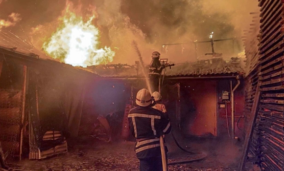 Горіли виробниче приміщення меблевого цеху в Томашполі Горіли виробниче приміщення меблевого цеху в Томашполі