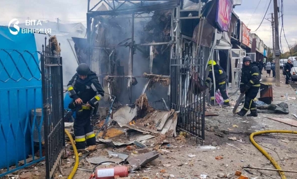 Рятувальники ДСНС гасять пожежу в магазині на ринку в Лозовій після російського ракетного удару Рятувальники ДСНС гасять пожежу в магазині на ринку в Лозовій після російського ракетного удару