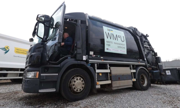 Громада на Вінниччині отримала сміттєзбиральну техніку від шведських партнерів