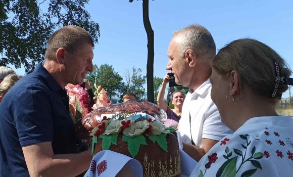 Громада на Вінниччині зустріла звільненого з полону захисника