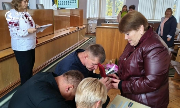 Матері загиблих воїнів отримують посмертні державні нагороди синів у залі Піщанської селищної ради Матері загиблих воїнів отримують посмертні державні нагороди синів у залі Піщанської селищної ради