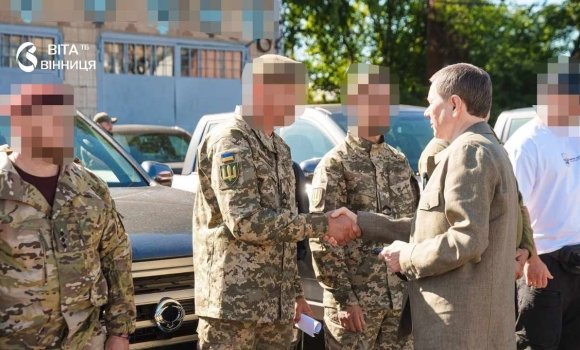 Гуманітарний штаб передав ще 11 позашляховиків підрозділам на лінії фронту Гуманітарний штаб передав ще 11 позашляховиків підрозділам на лінії фронту