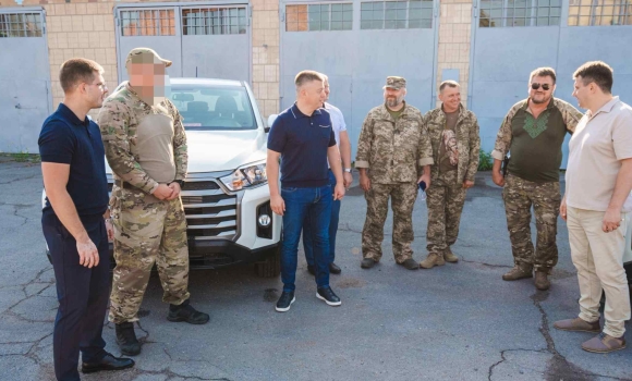 Гумштаб і Вінницька міськрада передали два позашляховики захисникам України