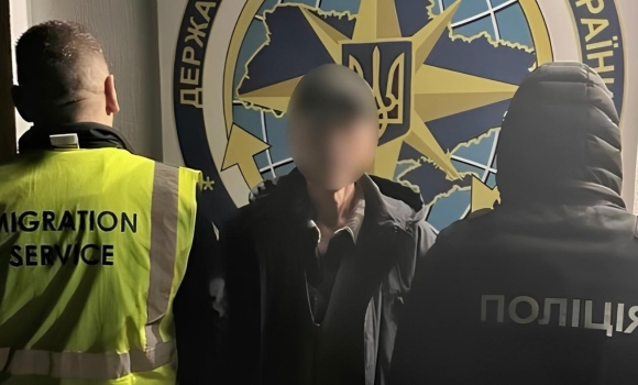 Ігнорував вимоги й ховався на Вінниччині зухвалого іноземця видворяють за межі країни Ігнорував вимоги й ховався на Вінниччині зухвалого іноземця видворяють за межі країни