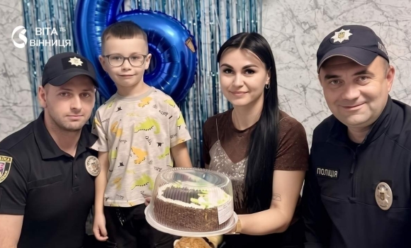 Іграшкове левеня Сімба в подарунок: козятинські поліцейські привітали сина загиблого колеги
