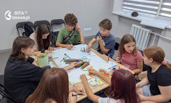 Ігри, творчість і руханки як на Вінниччині допомагають дітям військових пережити стрес