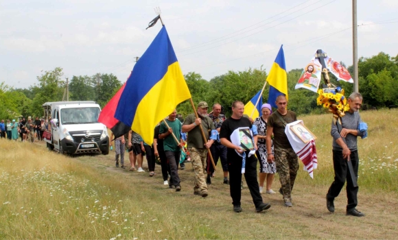 Іллінецька громада “живим коридором” проводжала загиблого земляка