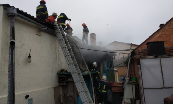 У Вінниці з палаючого будинку сусіди врятували чоловіка