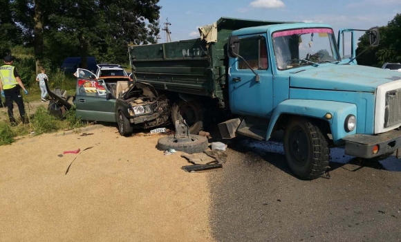 На Вінниччині Mercedes в’їхав у вантажівку: тіла загиблих довелось вирізати з понівеченого авто