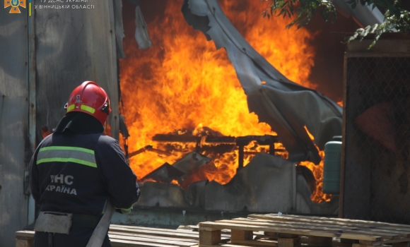 У Вінниці горів ангар зі вживаною побутовою технікою