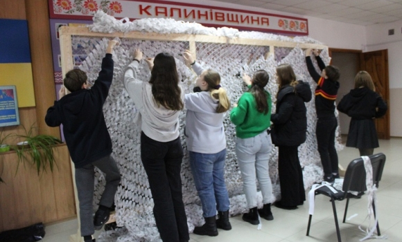 Калинівчан запрошують долучитись до плетіння сіток для захисників