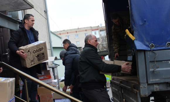 Калинівська громада передала гостинці українським захисникам