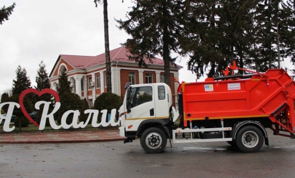 Калинівка поповнила комунальний автопарк - придбала новий сміттєвоз