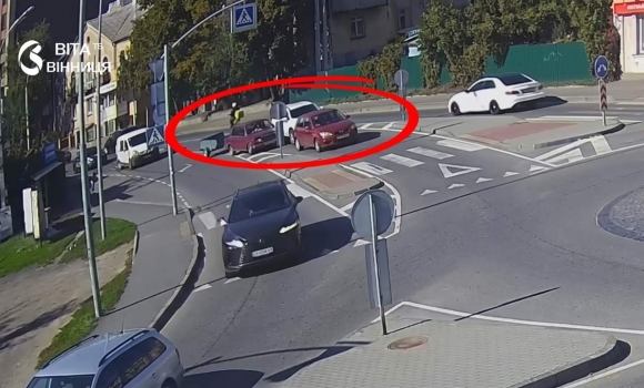 Камери спостереження зафіксували аварію у Вінниці водій отримав протокол