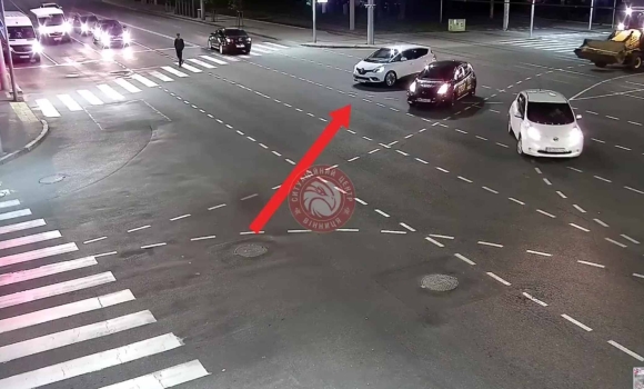 Камери спостереження зафіксували у Вінниці аварію на перехресті