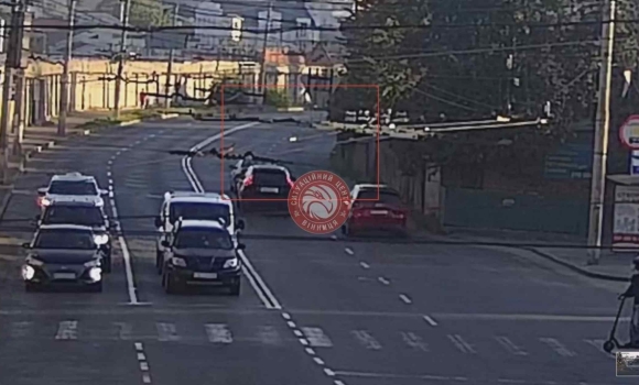 Камери спостереження зафіксували у Вінниці ДТП на вул.Привокзальній