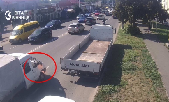 Камери відеоспостереження у Вінниці зафіксували момент загоряння автомобіля на вулиці Пирогова