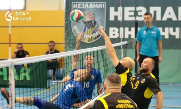 Капітан національної збірної серед учасників: ветерани зіграли у волейбол сидячи в межах «Незламних Вінниччини» Капітан національної збірної серед учасників: ветерани зіграли у волейбол сидячи в межах «Незламних Вінниччини»
