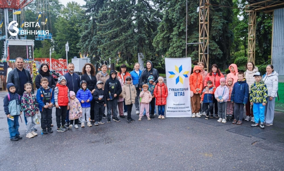 Каруселі замість тривог у Вінниці дітям подарували день відпочинку в парку Каруселі замість тривог у Вінниці дітям подарували день відпочинку в парку