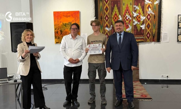 Художня провокація та чесність від вінницьких школярів що демонструє виставка «Перший крок»
