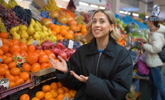 Хурма, шарон і корольок обираємо найстигліші плоди на вінницькому ринку Хурма, шарон і корольок обираємо найстигліші плоди на вінницькому ринку