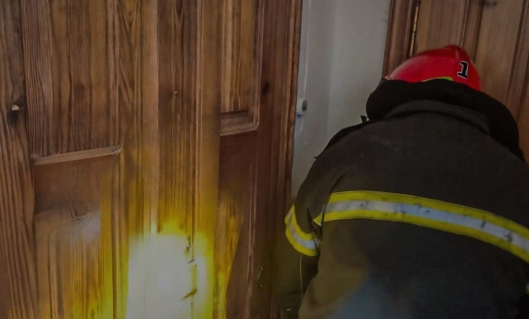 Кілька днів не виходила на зв'язок рятувальники визволяли з квартири непритомну вінничанку