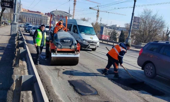 Кількість бригад, які виконують аварійний ремонт доріг у Вінниці, збільшили до семи