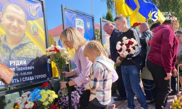Кіномеханік, підприємець, воїн на Калинівщині увічнили пам'ять прикордонника Петра Рудого